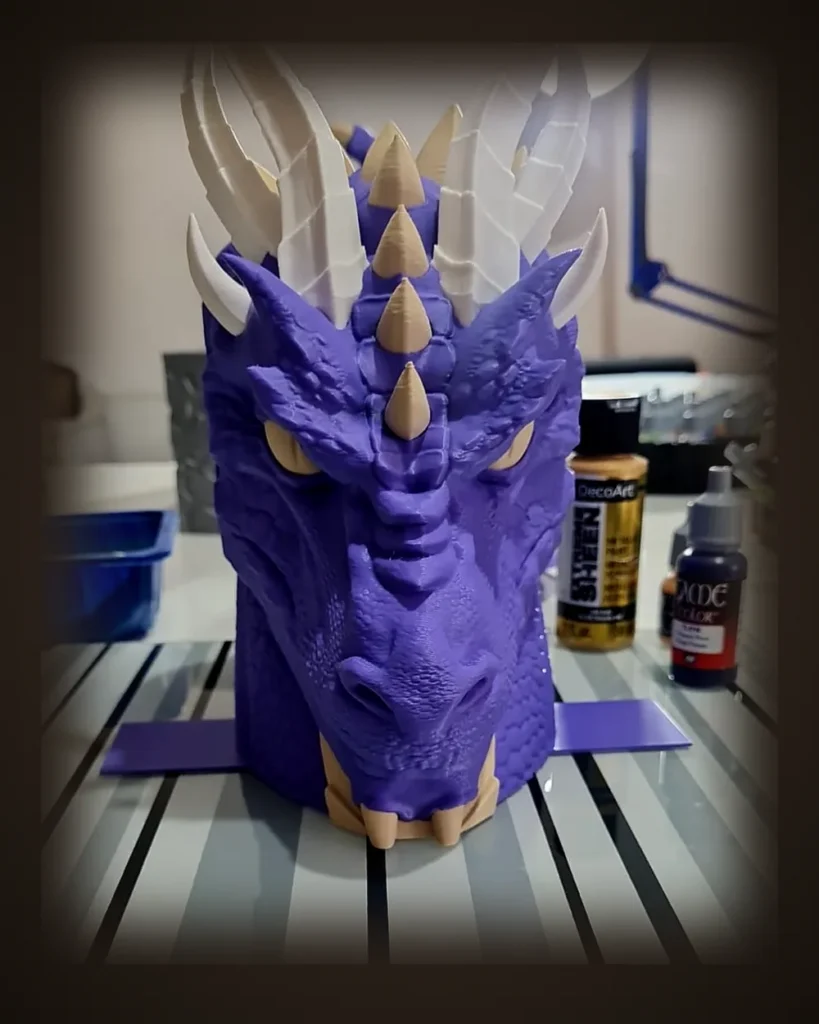 Apoyalibros Rey Dragón recién impreso, antes de pintar