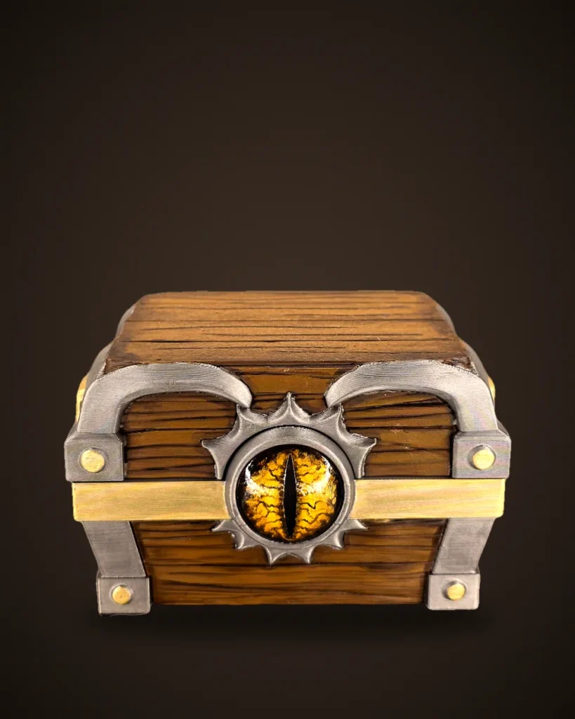 Cofre de madera con ojo de dragón dorado pintado a mano