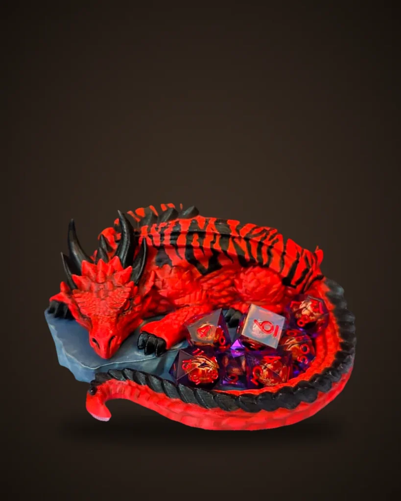 Dragón rojo dormido con rayas negras, sosteniendo dados de rol