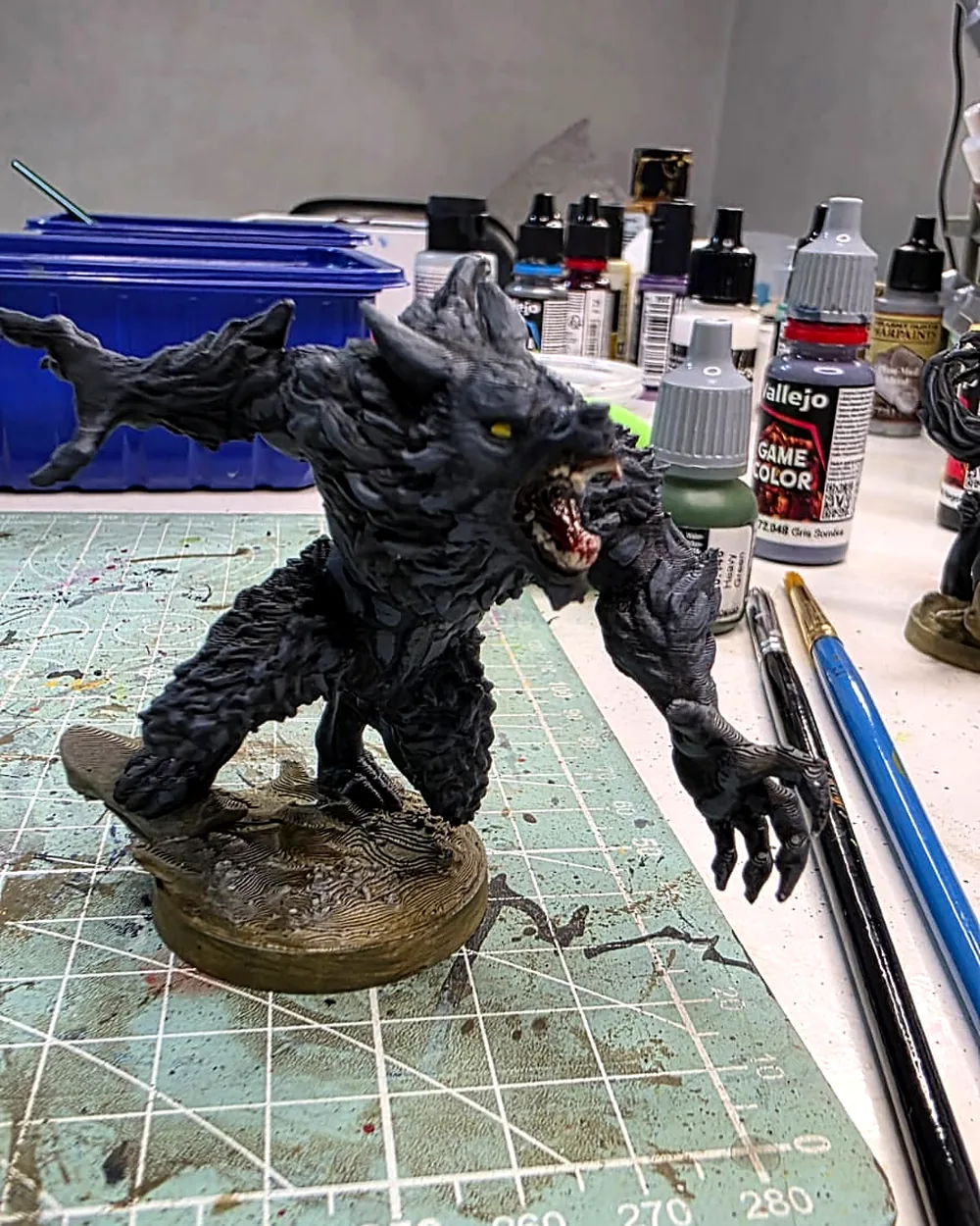 Miniatura de hombre lobo en proceso de pintura