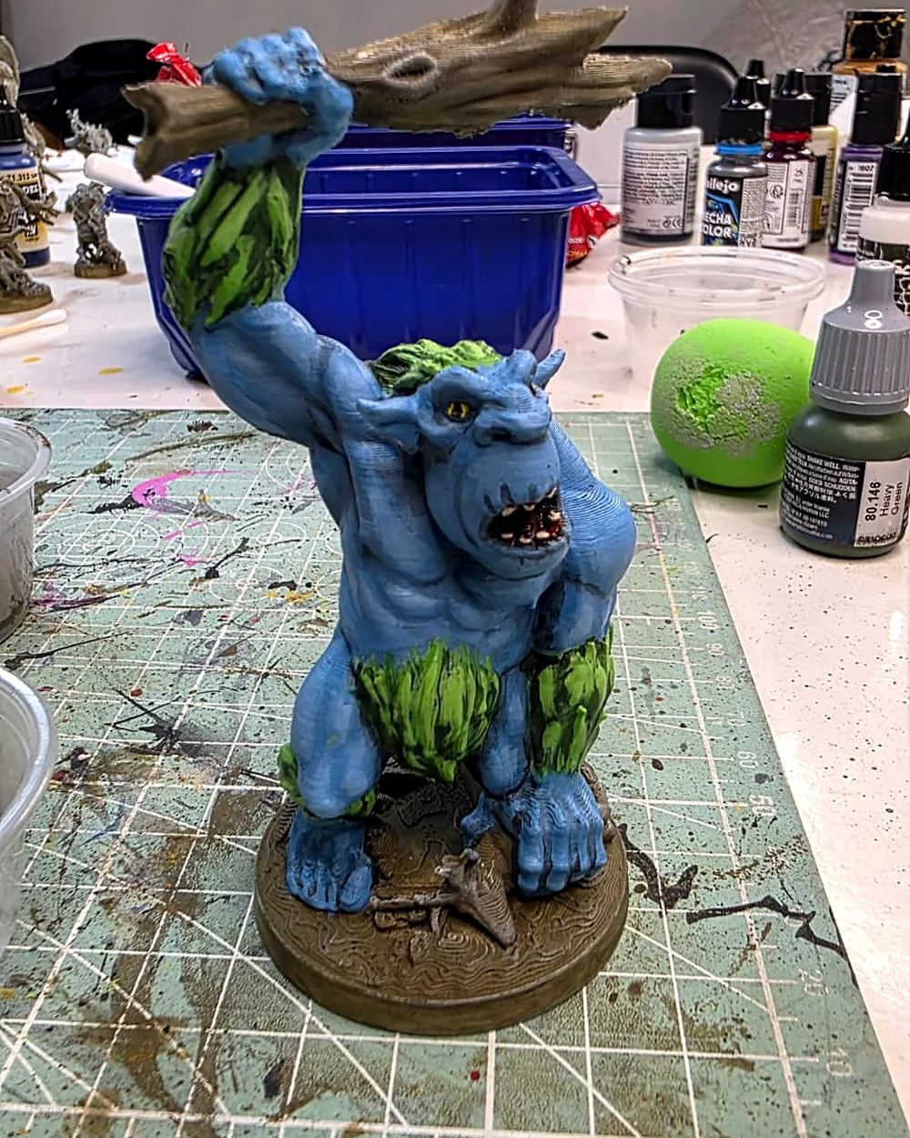 Figura de troll pintada a mano en el taller
