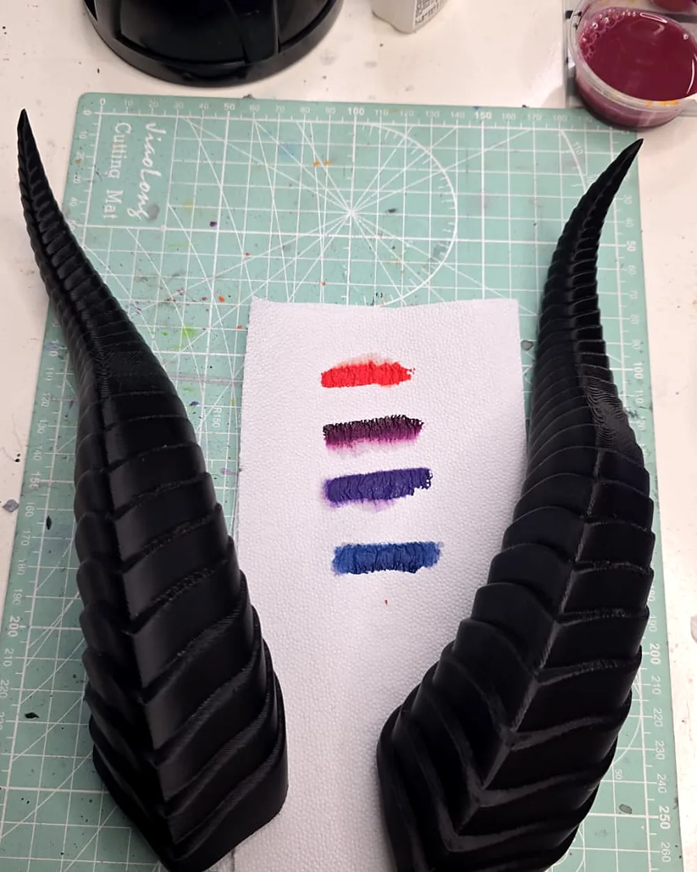 Cuernos impresos en 3D junto a pruebas de color