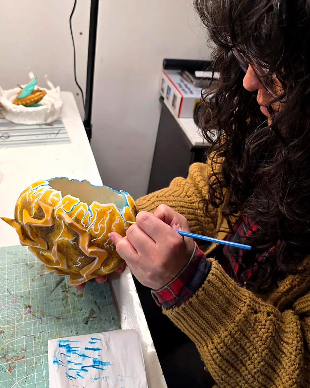 Pintando a pincel un huevo de dragón