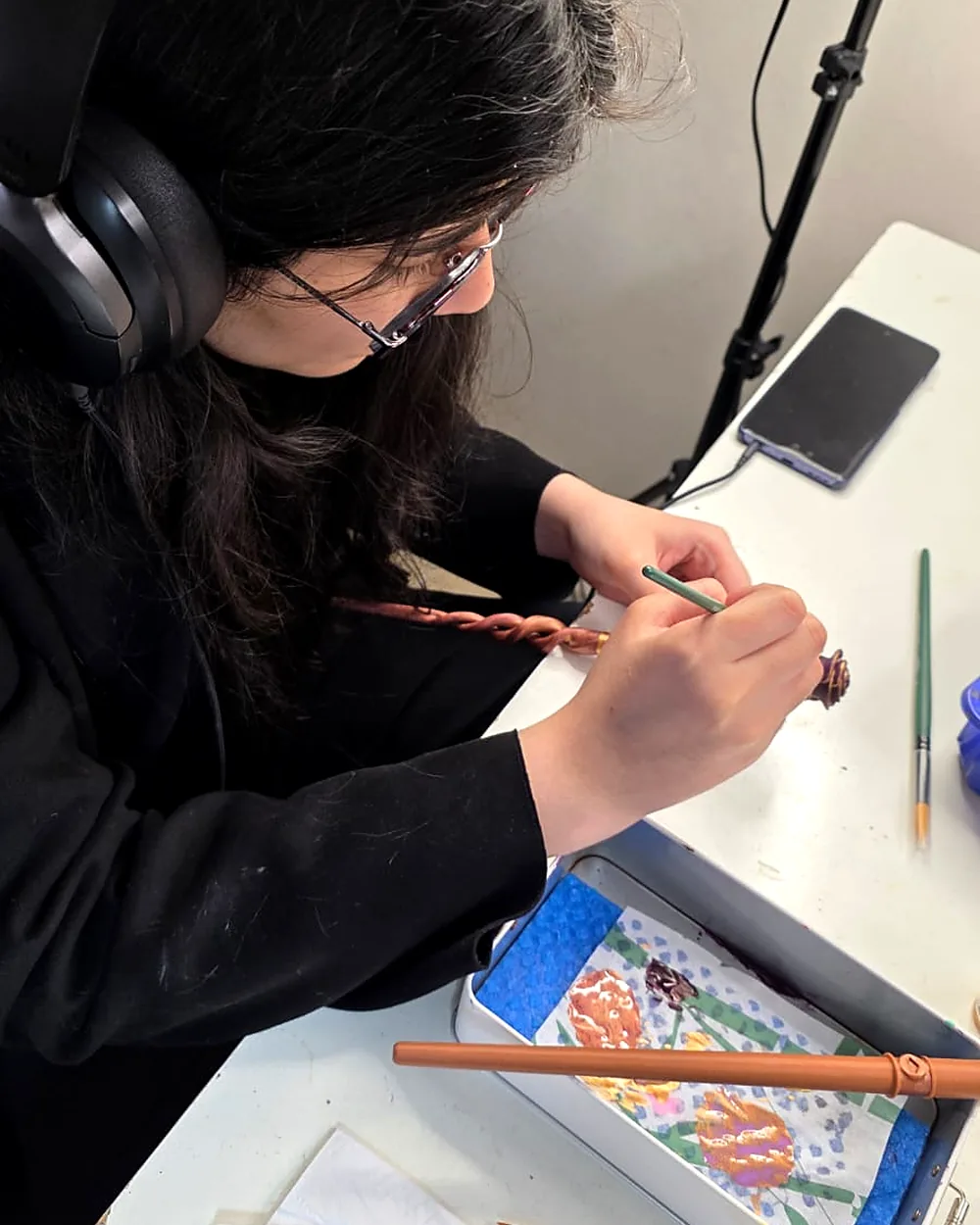Pintando a pincel los detalles de una varita