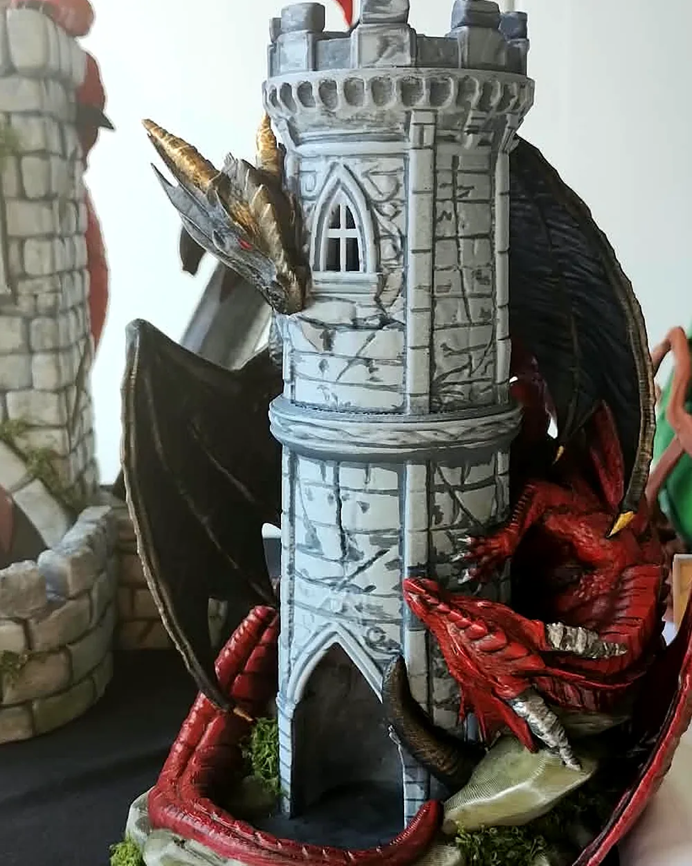 La torre negro y rojo en un stand de feria